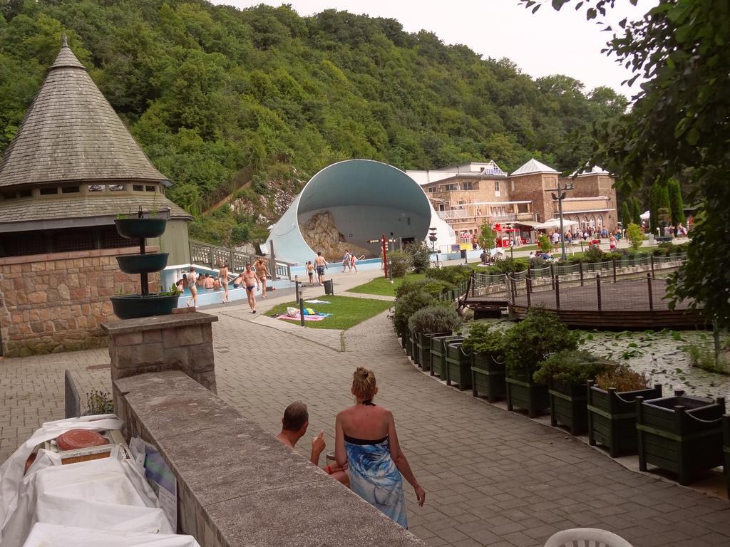 Dia Apartman Miskolc Buitenkant foto